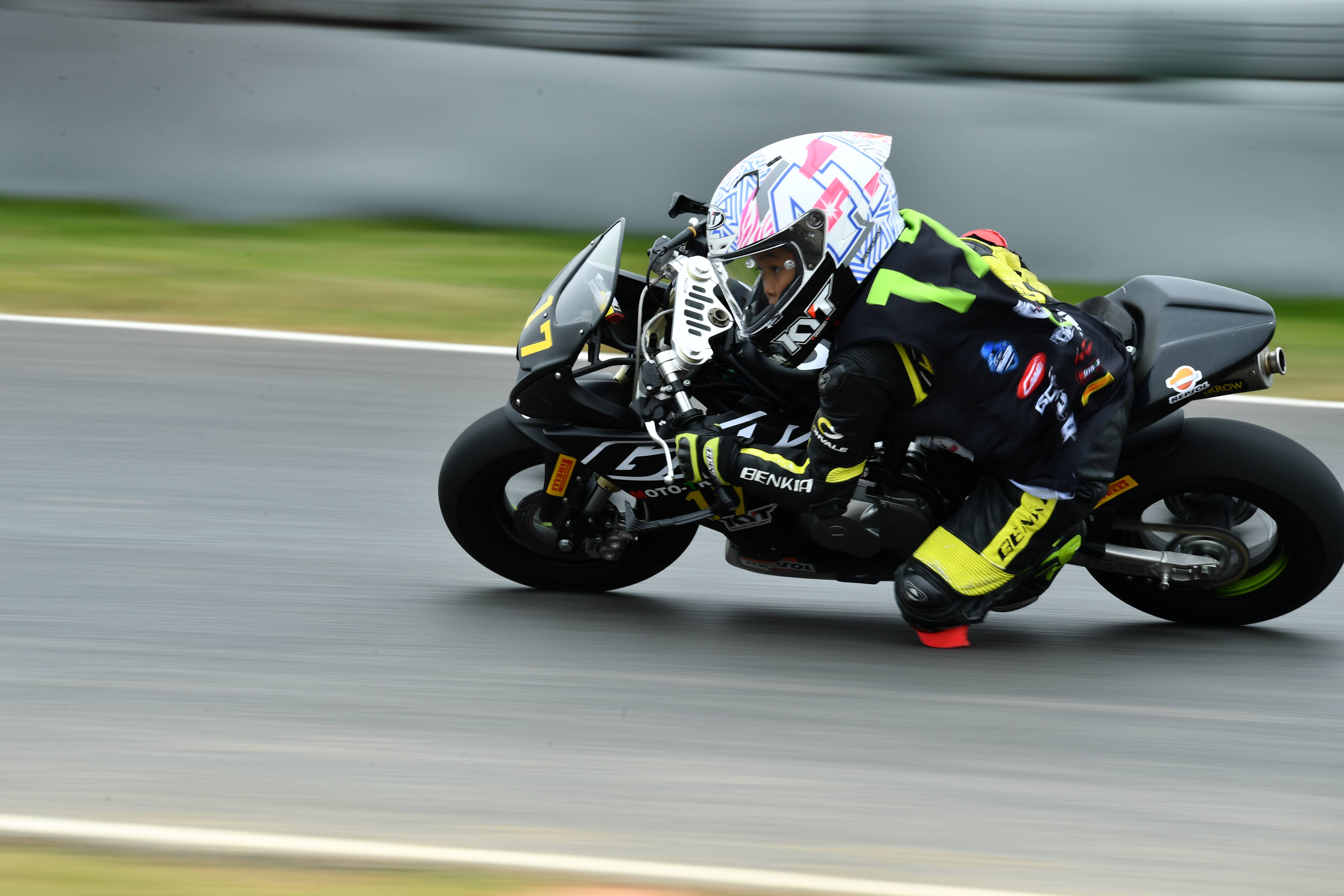 赛车选手发挥出色,荣膺最佳MVP 赛车选手发挥出色,荣膺最佳MVP