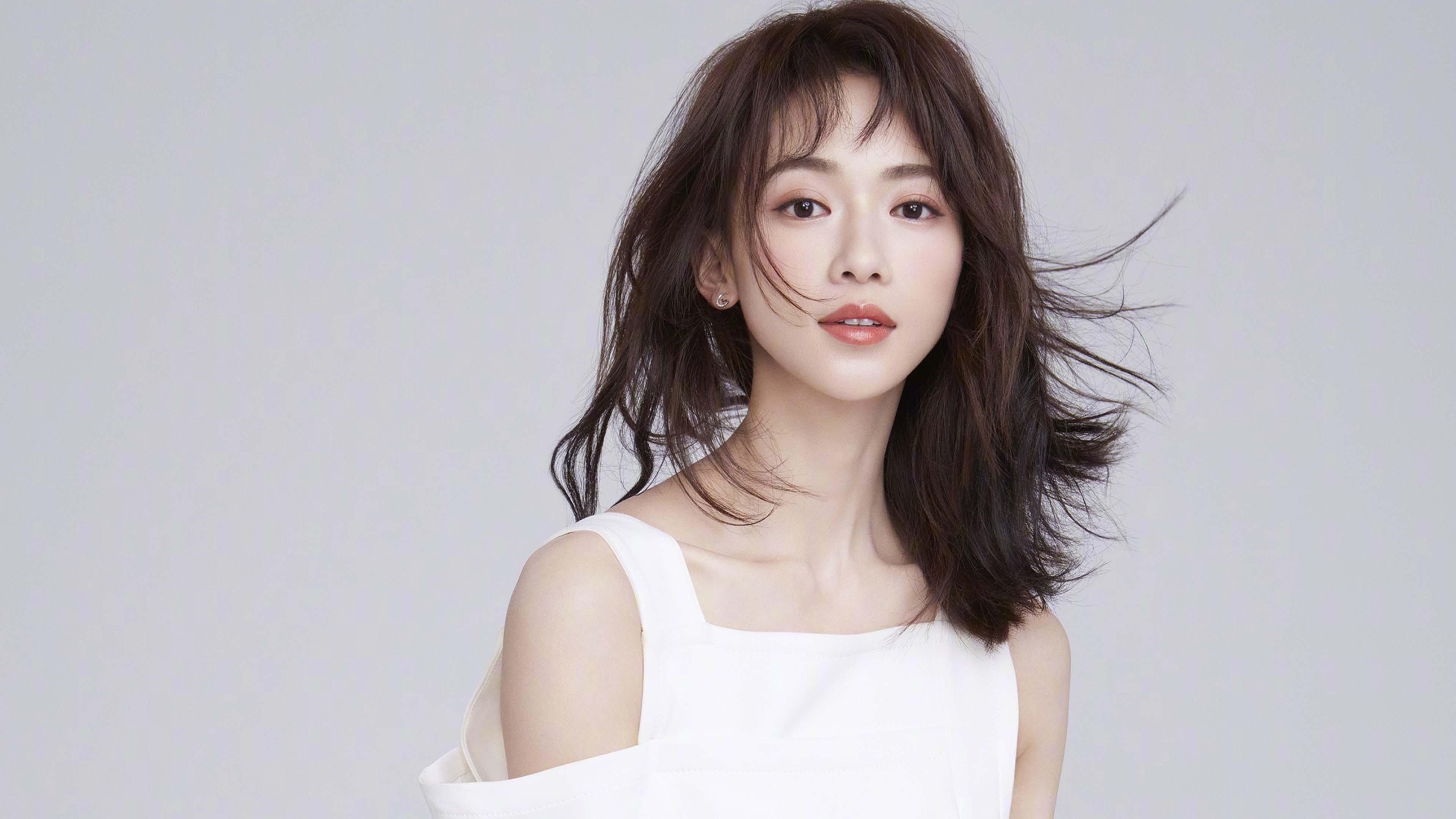 跨界较量，凯尔特人冲垮活塞，浓眉以F1车手姿态接管年度争冠赛